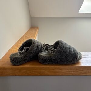 UGG SLIPPERS - GRAY SIZE 7
